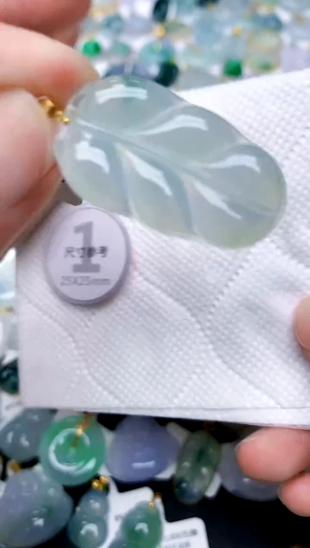 颈饰18K金镶嵌翡翠天然A货翡翠