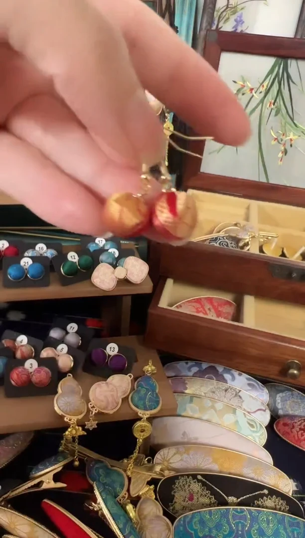 【闪购商品】【孤品年初五发】红金色小耳坠一对随机花位