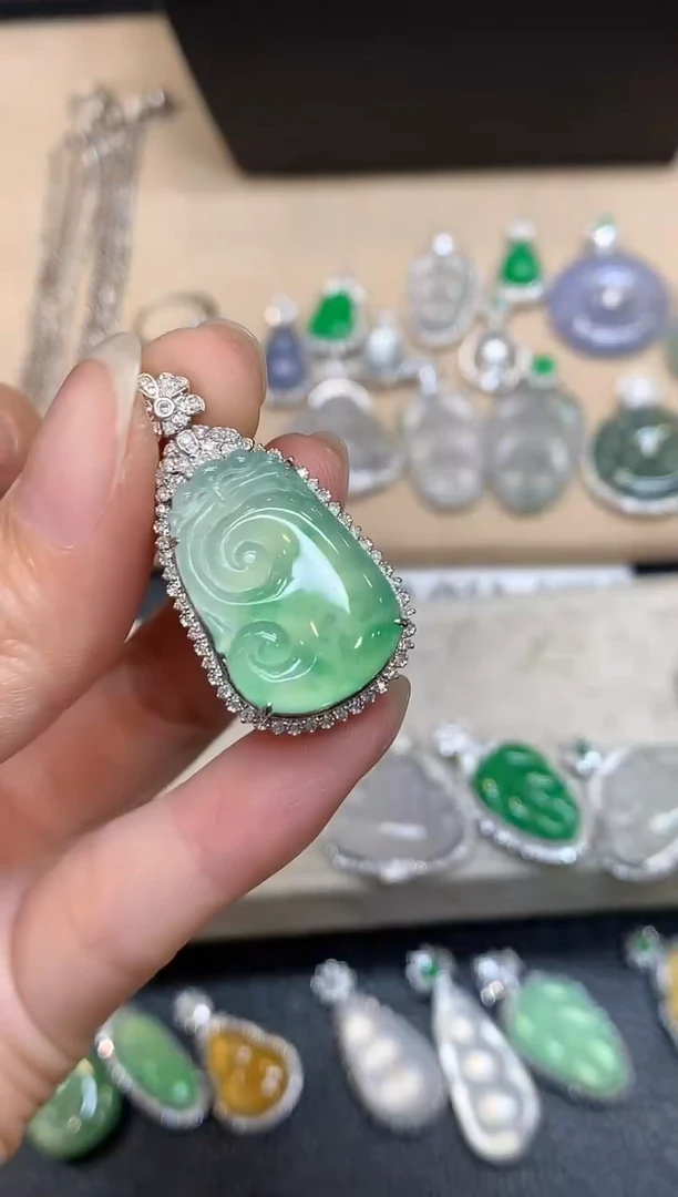 颈饰18K金镶嵌翡翠如意【无服务费