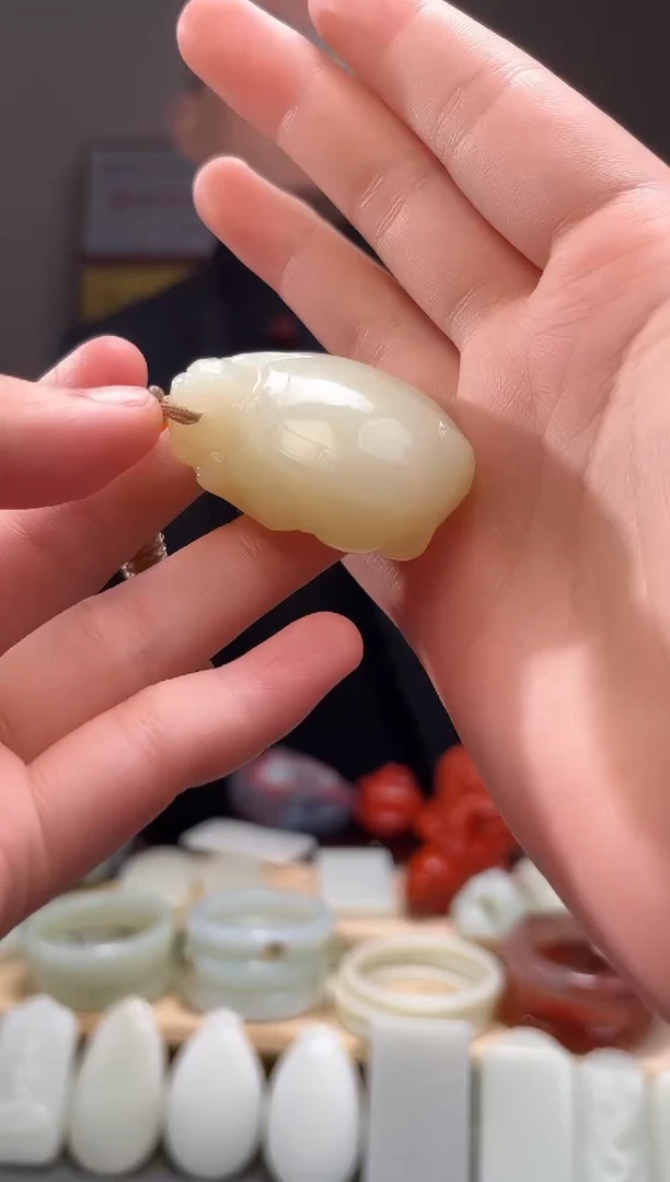 颈饰未镶嵌和田玉吊坠