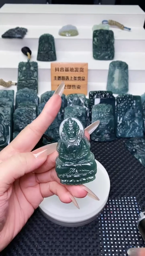 颈饰未镶嵌翡翠