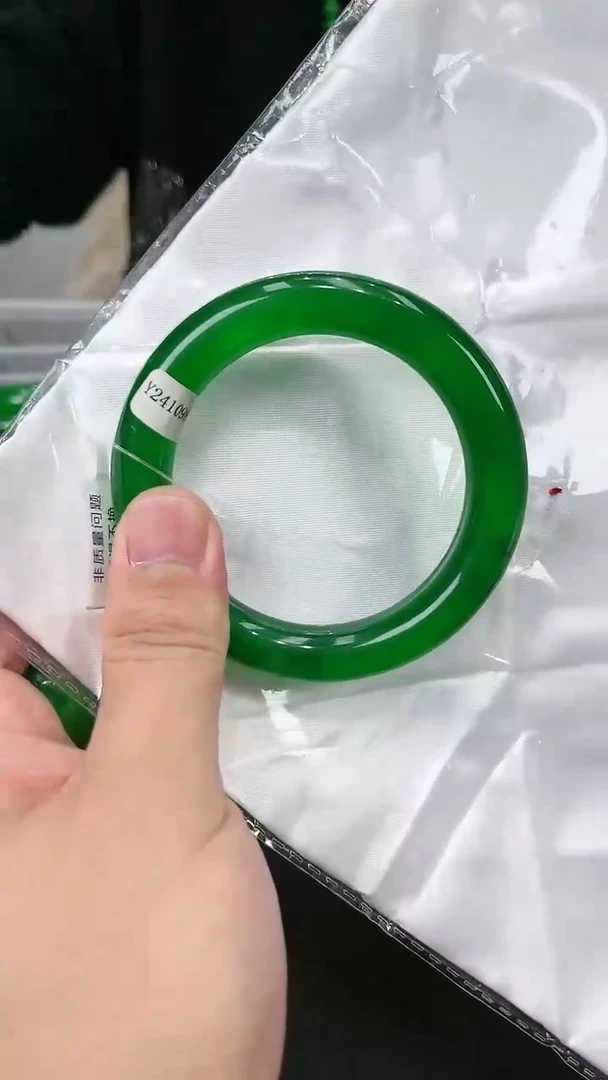 【闪购商品】砖雕s60 冰辣阳绿圆条手镯 圈口55-60