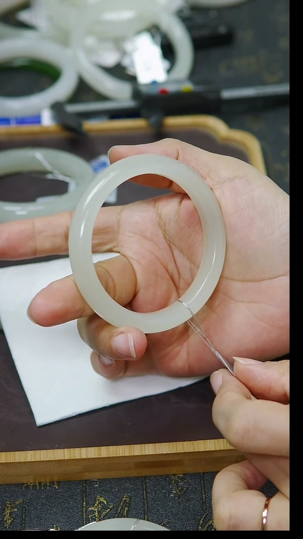 未镶嵌手镯和田玉59圈口  晴白底冰胶手镯