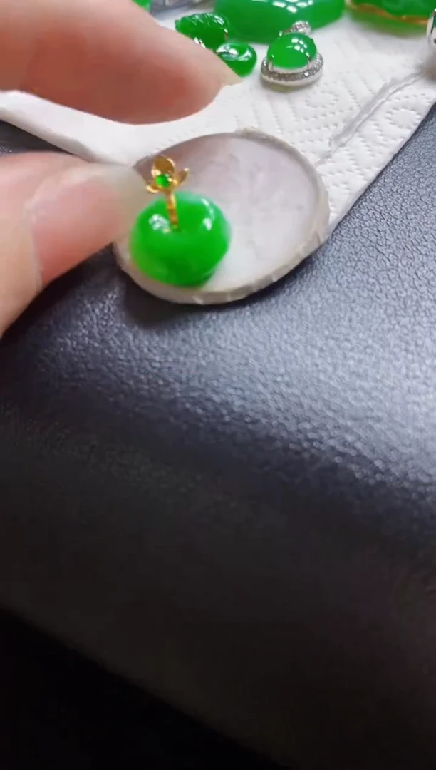 翡翠18K金镶嵌颈饰扣