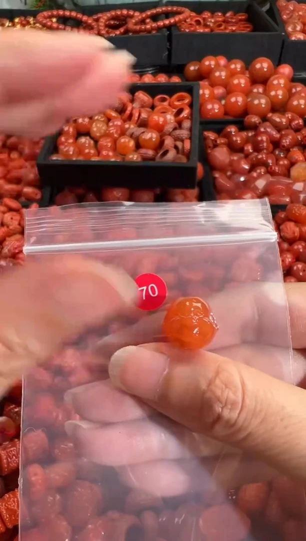 南红玛瑙未镶嵌颈饰1