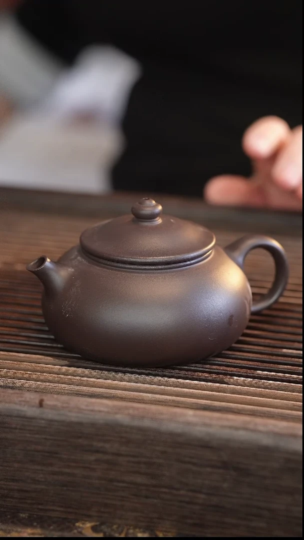 茶壶紫砂寒江 蓝莲花 半手 210cc