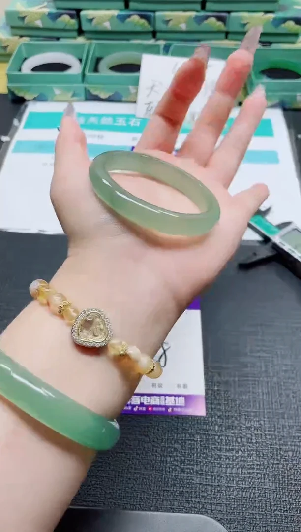 未镶嵌手镯石英质玉87-52