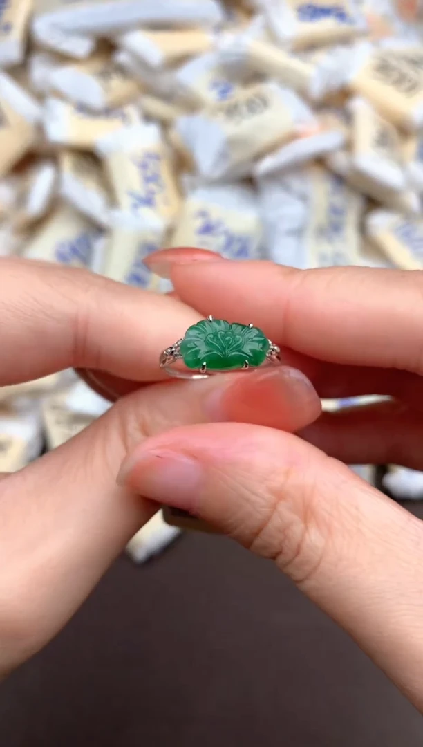 翡翠挂件18K金镶嵌一
