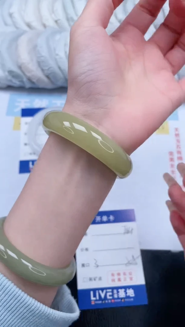 【闪购商品】石英质玉手镯未镶嵌姜黄有棉块介意勿拍！T164-55