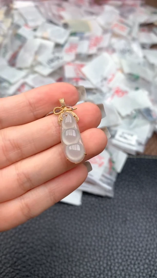 18K金镶嵌挂件翡翠—