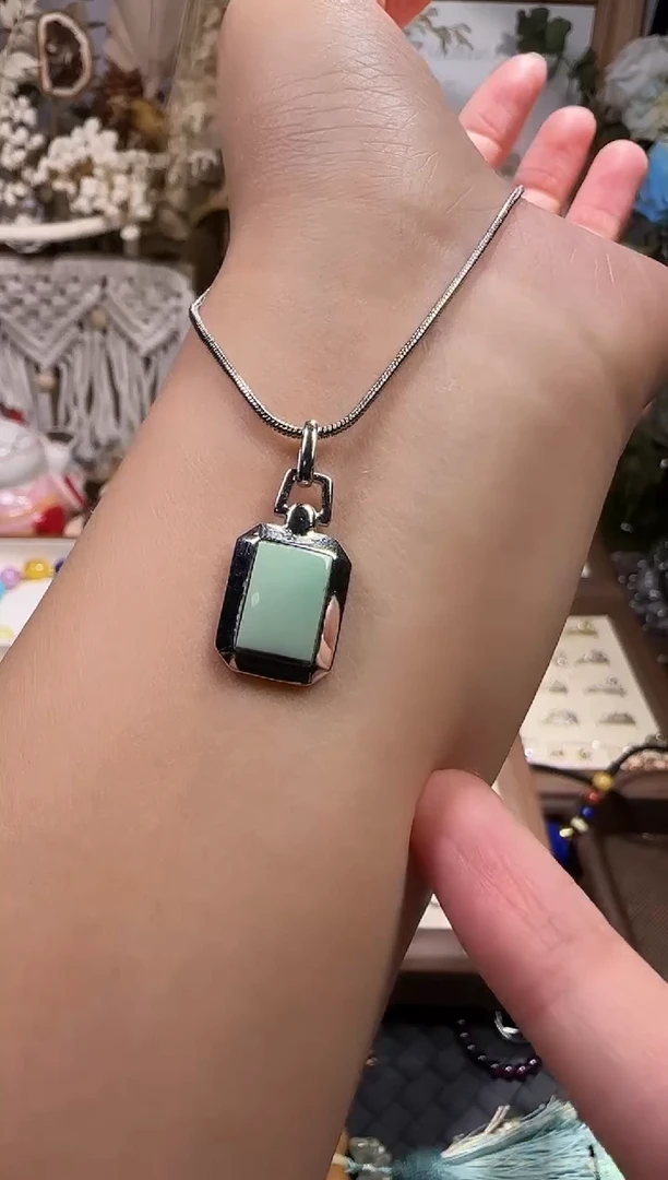 天然辰砂绿松石吊坠