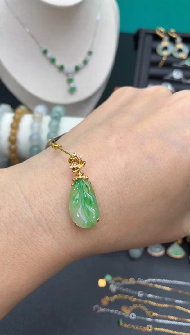 颈饰18K金镶嵌翡翠天然翡翠A货