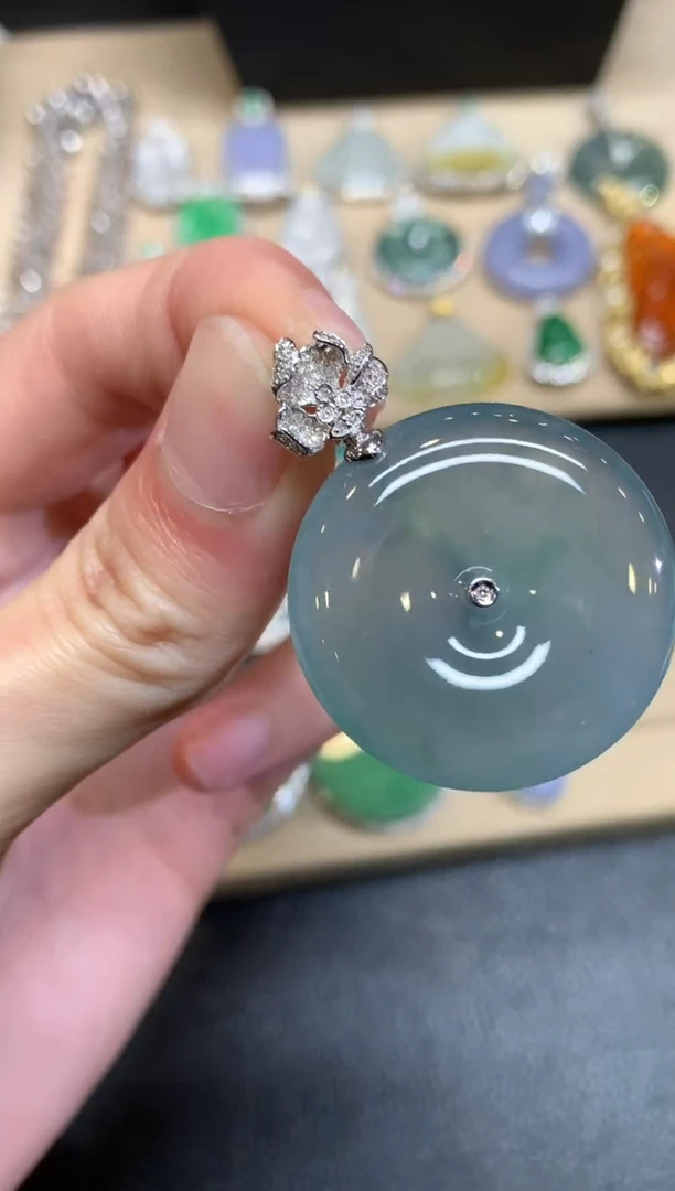 【闪购商品】翡翠颈饰18K金镶嵌平安扣【无服务费】