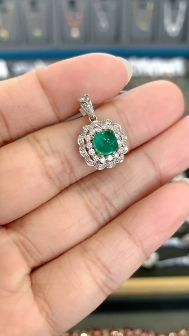 18K金镶嵌吊坠祖母绿·