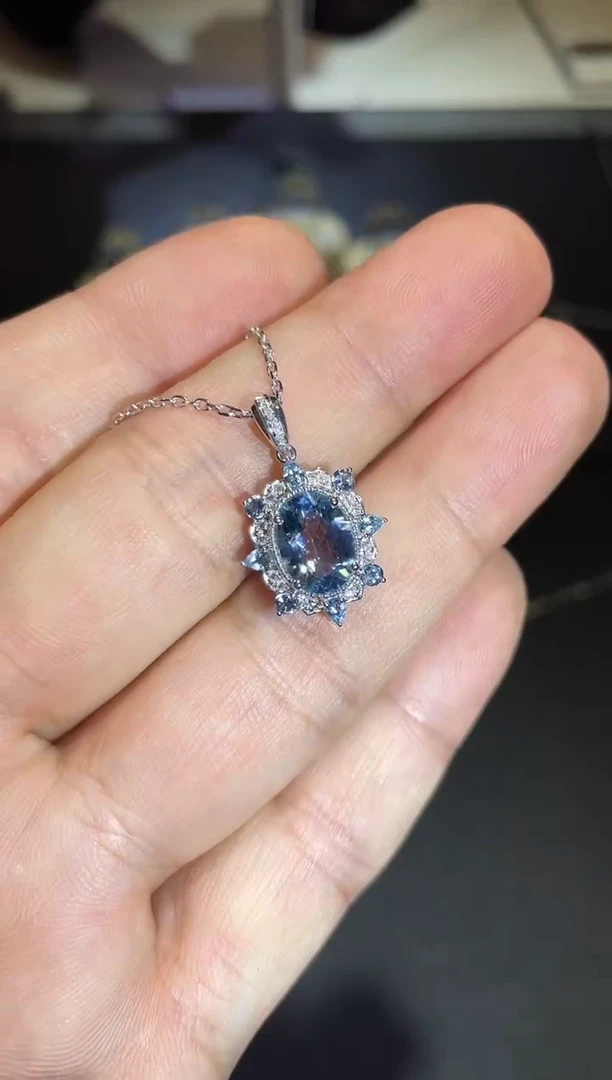 18K金镶嵌颈饰海蓝宝石1.6ct