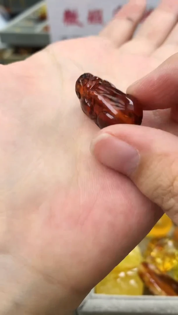 未镶嵌琥珀珠宝奇石110