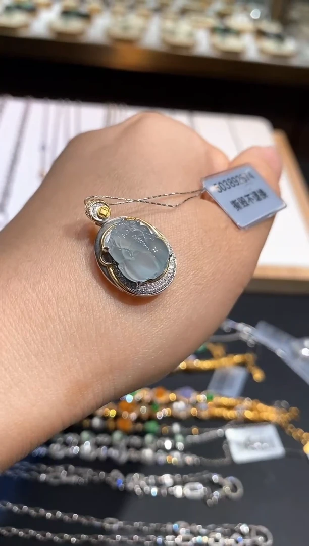 颈饰18K金镶嵌翡翠吊坠