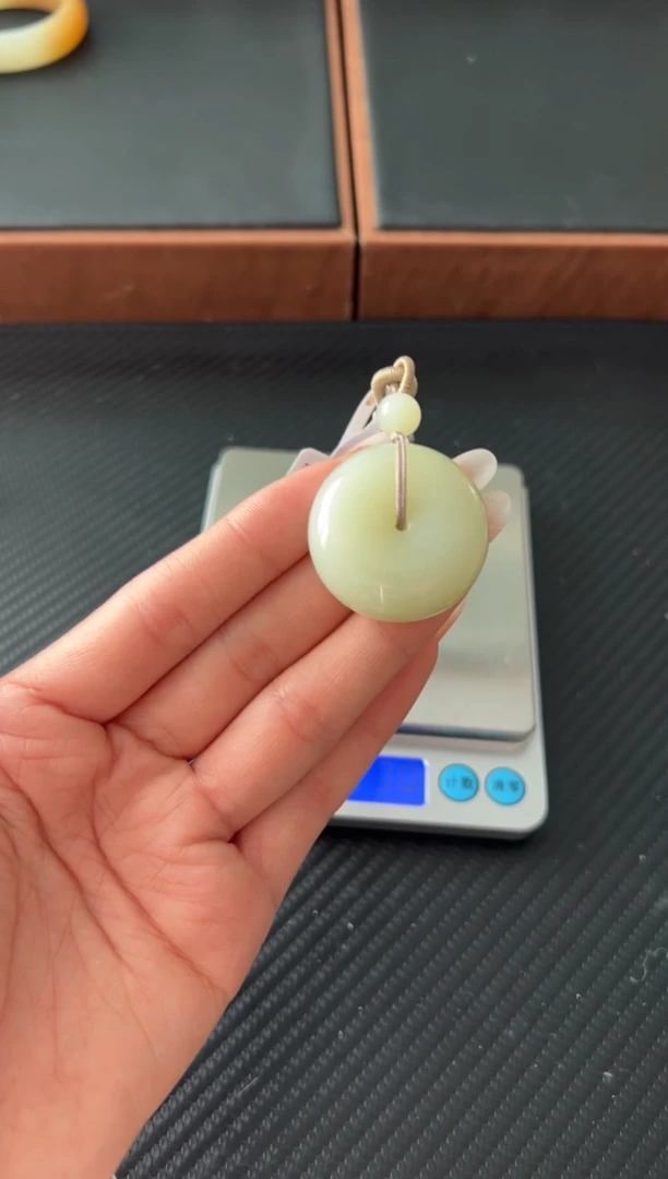 吊坠(赠链)未镶嵌和田玉秋**雪且末微色差迪克兰二细平安扣M