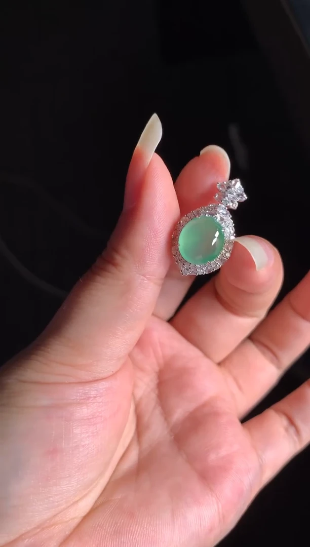 颈饰18K金镶嵌翡翠木纳甜绿蛋面