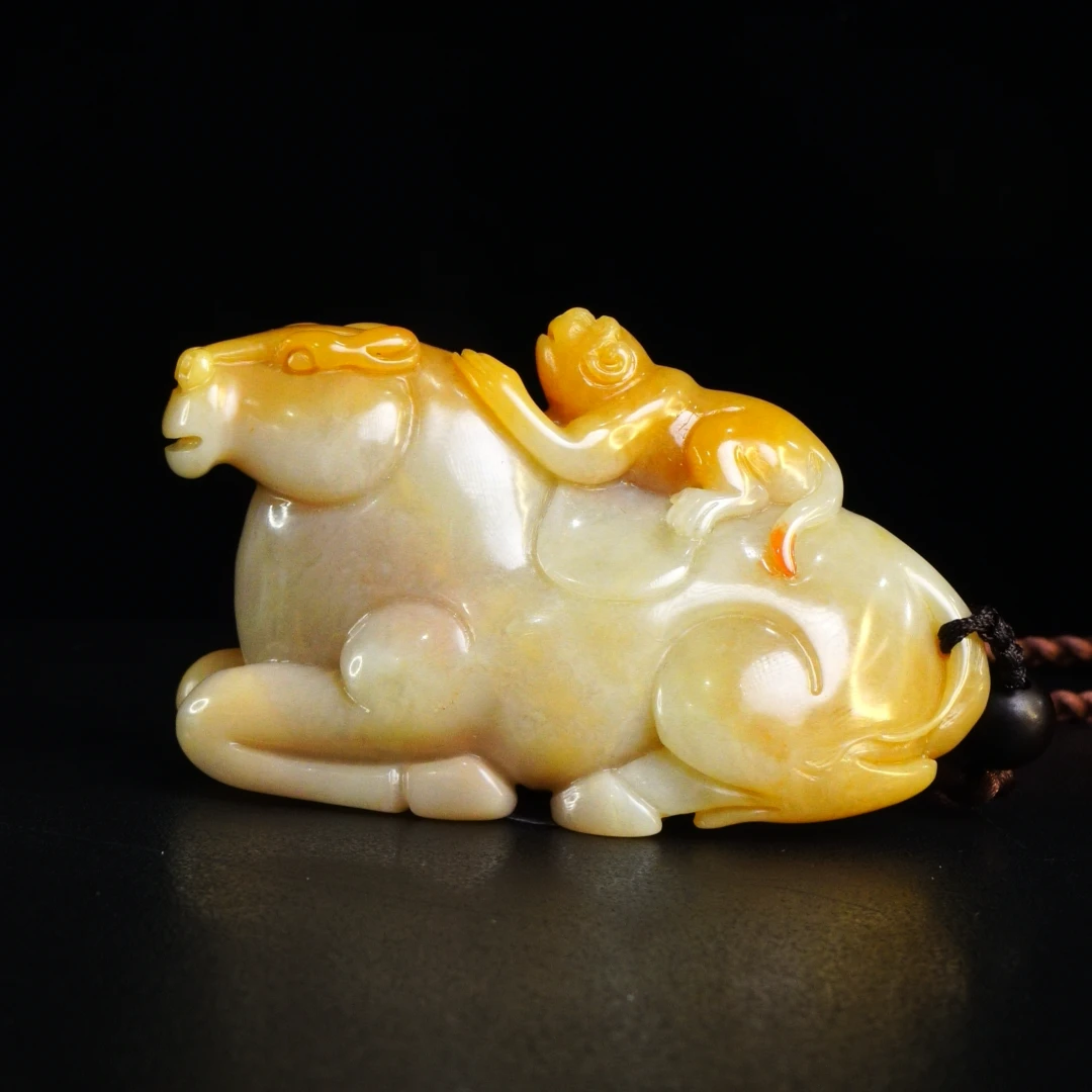 17寿山石三彩芙蓉马上封侯手把件156克8.5x3.1x5