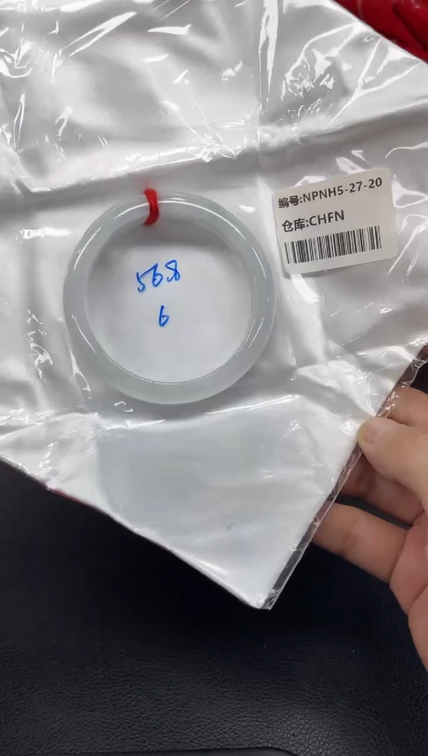 翡翠手镯未镶嵌翡翠手镯