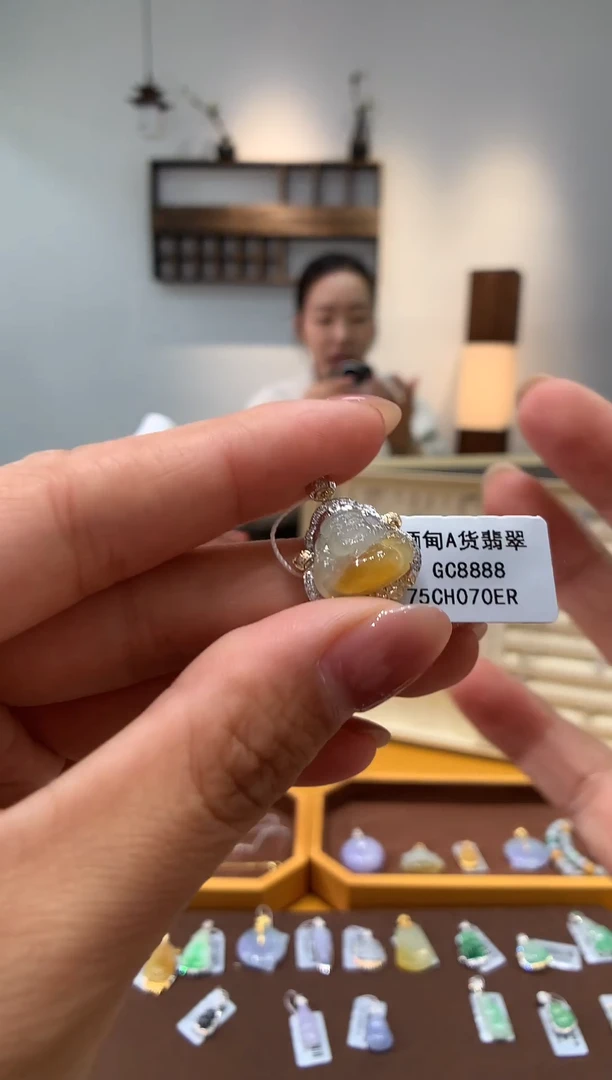 颈饰18K金镶嵌翡翠财神