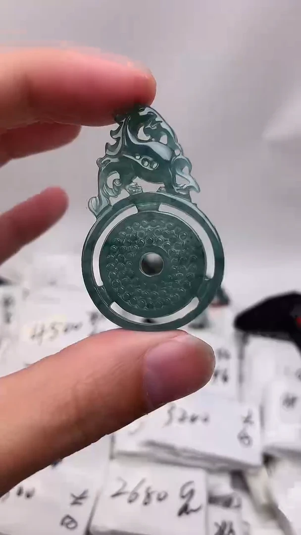 颈饰未镶嵌翡翠平安扣