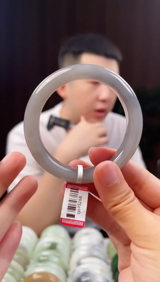 和田玉手镯未镶嵌56圈口5268