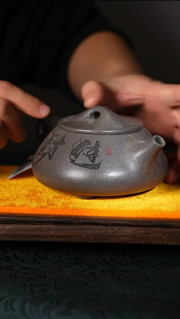 44黄飞天青石瓢紫砂壶