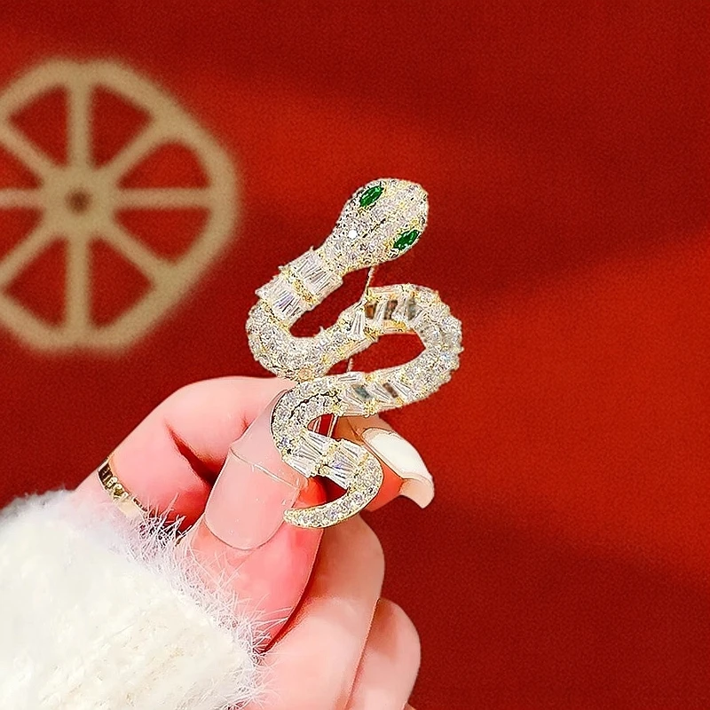 铜合金合成锆石胸针 新年款灵蛇可爱胸针