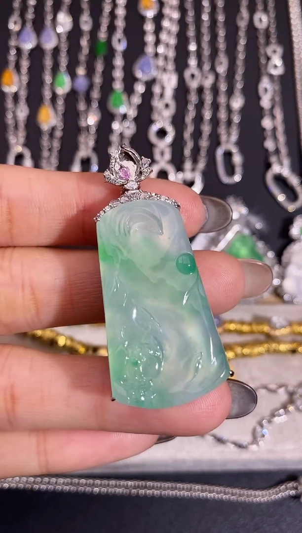 颈饰18K金镶嵌翡翠吊坠