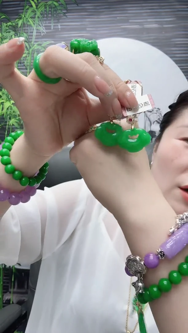 翡翠未镶嵌吊坠(赠链)帝绿满绿如意锁