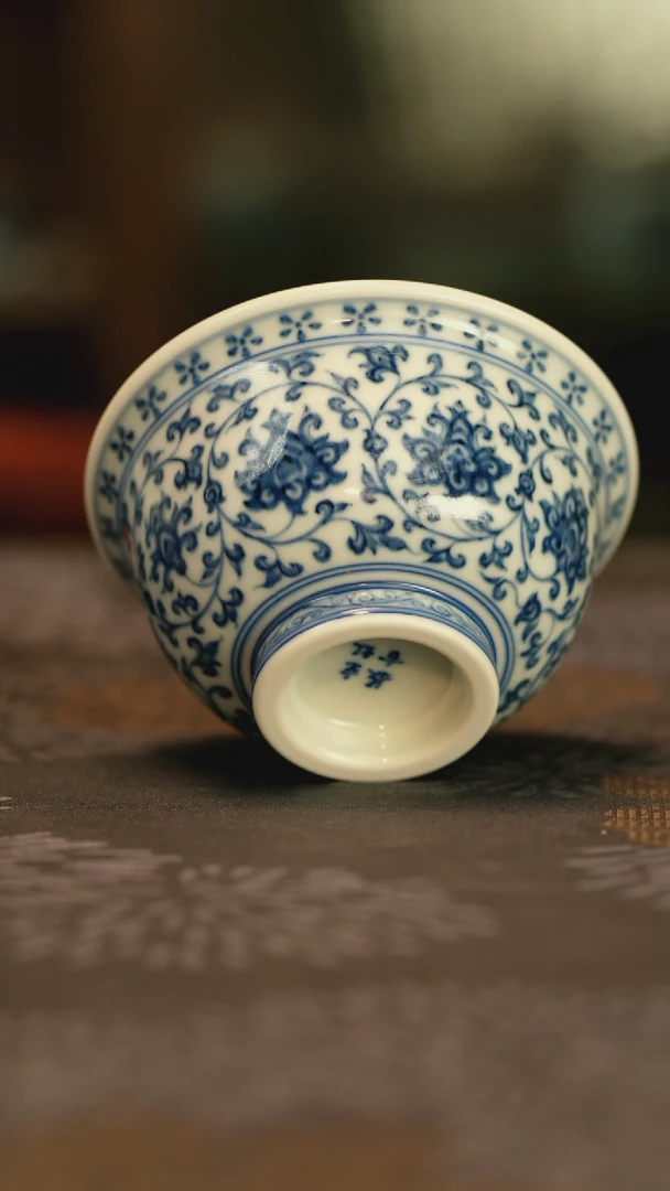 H**?仿明青花双狮缠枝莲压手杯