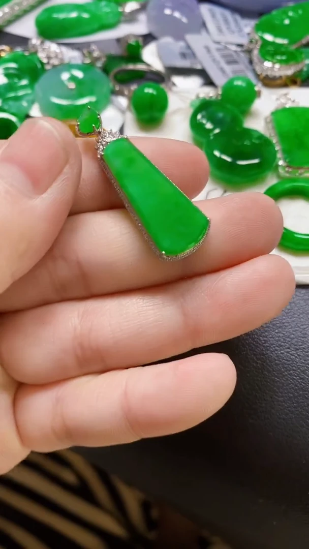 颈饰18K金镶嵌翡翠无事牌