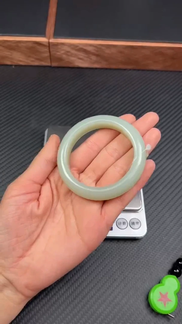 【闪购商品】和田玉手镯未镶嵌且末微色差近矿53+ M