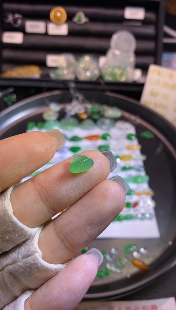 翡翠挂件未镶嵌莲蓬