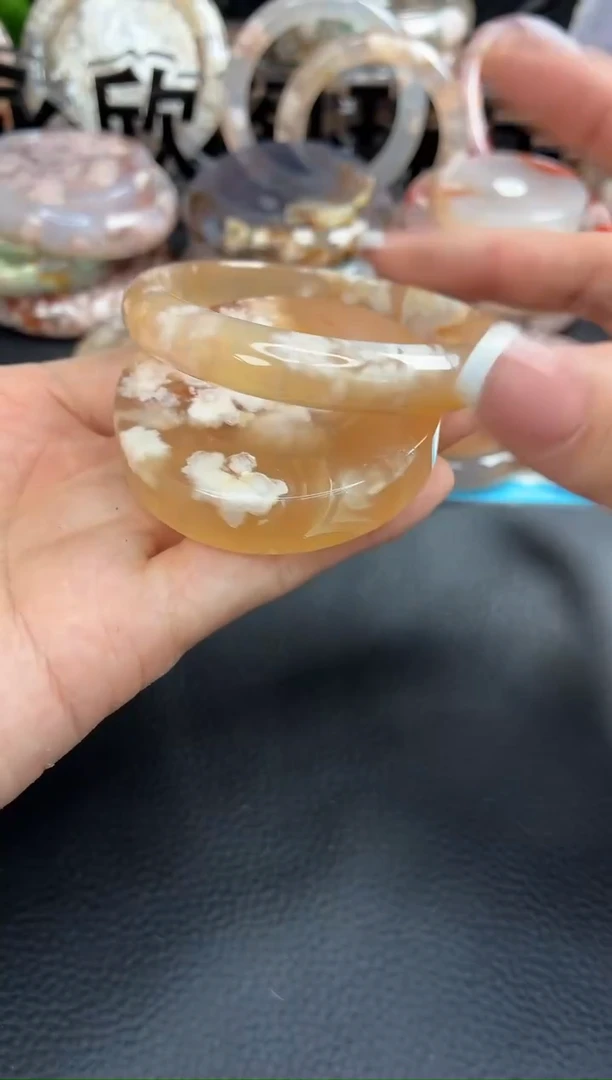 未镶嵌手镯（圆镯）石英质玉53