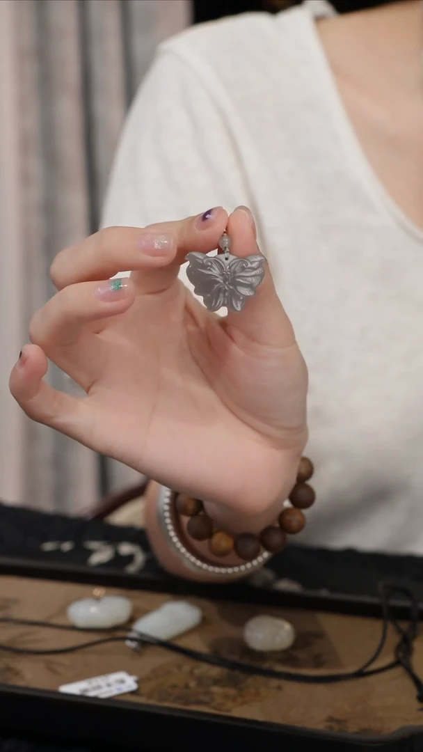 和田玉未镶嵌颈饰烟紫蝴蝶