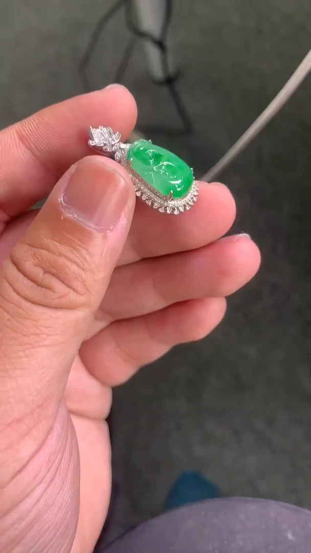 颈饰18K金镶嵌翡翠如意