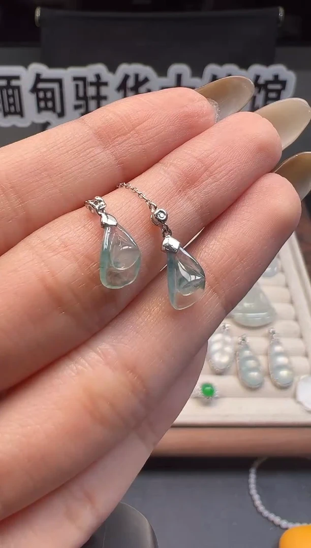 18K金镶嵌翡翠耳饰缅甸珠宝严选