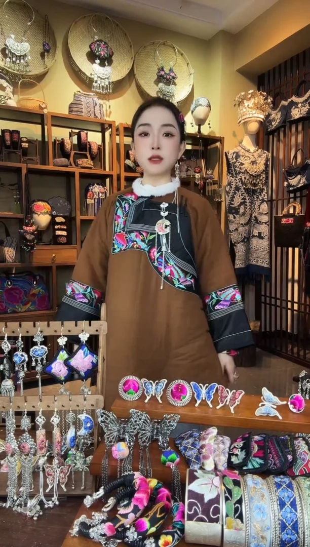 刺绣非遗刺绣民族风苗服