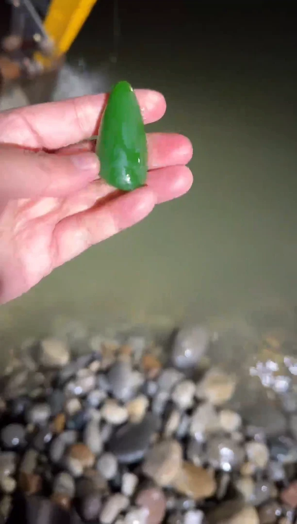 未镶嵌和田玉（糖玉）挂件菠菜绿