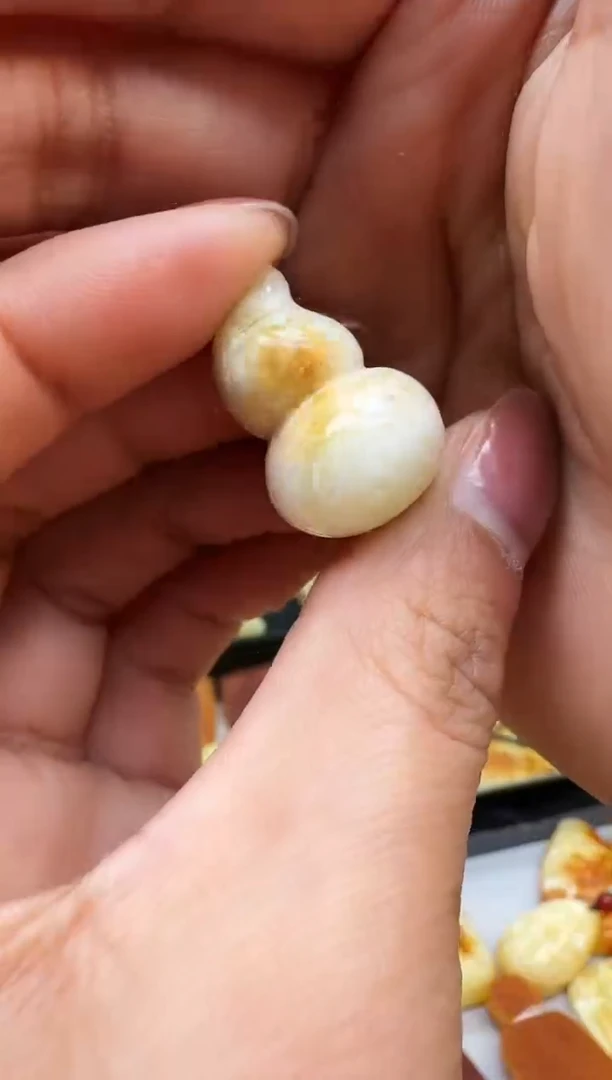 【闪购商品】琥珀裸石未镶嵌葫芦