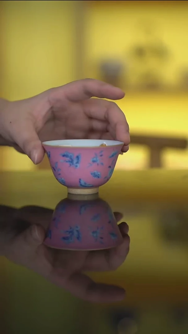 杯復颐山房-粉地扒花蝴蝶杯