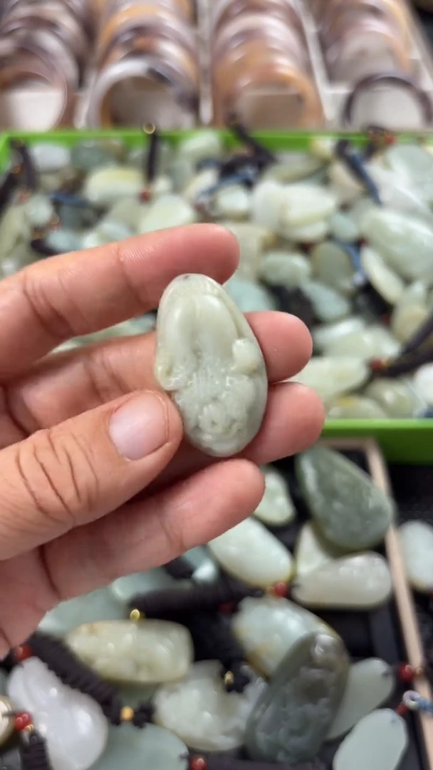 颈饰未镶嵌和田玉（多样性发一件）没有证书有瑕