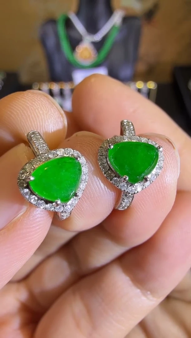 【闪购商品】翡翠耳饰18K金镶嵌高冰满绿无事牌耳包