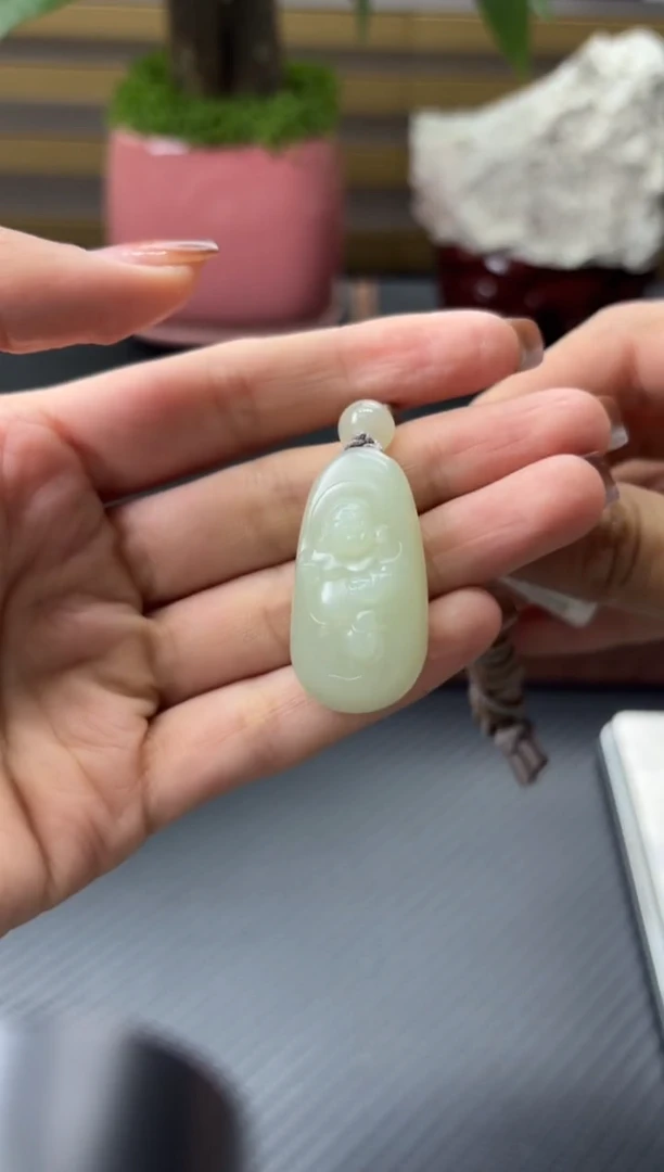 吊坠(赠链)未镶嵌和田玉且末微色差迪克兰一细吊坠
