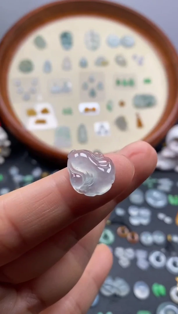 颈饰未镶嵌翡翠冰白菜/芬