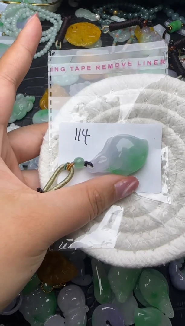颈饰未镶嵌翡翠月*?缅甸翡翠吊坠