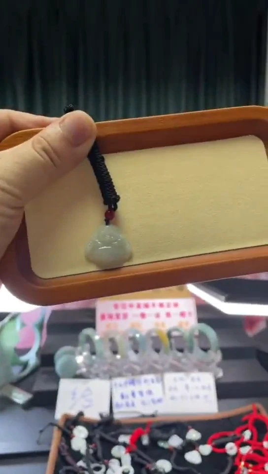 颈饰未镶嵌翡翠草***汁翡翠佛公